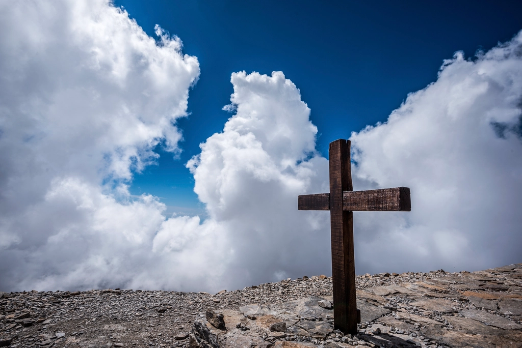 Free cross, cloudy sky image